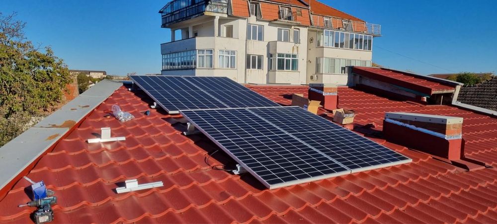 Ofer servicii profesionale de instalare a panourilor fotovoltaice