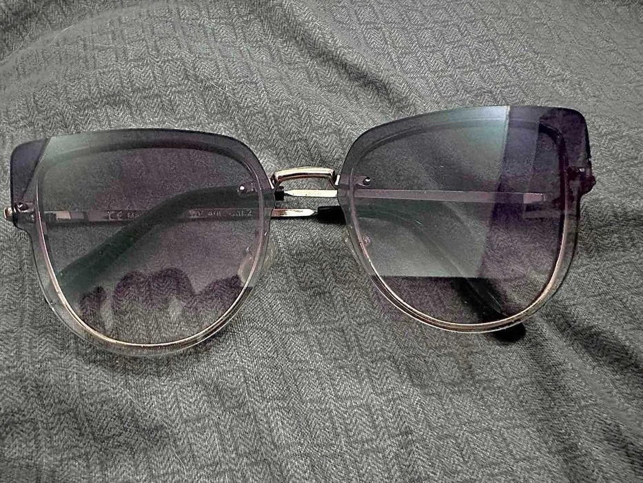 много видове очила, повечето маркови с цени от 8 до 22 лв