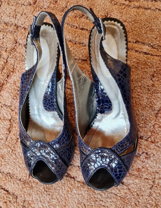 Sandale elegante din piele lăcuită,măsură 36.