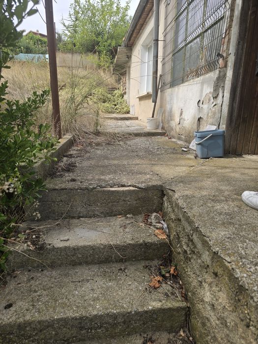 Къща с двор в село Пряпорец