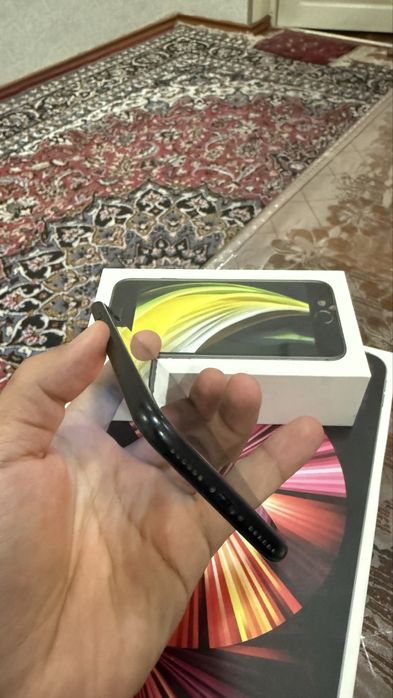 Продам iPhone SE (2-го поколения) 64GB