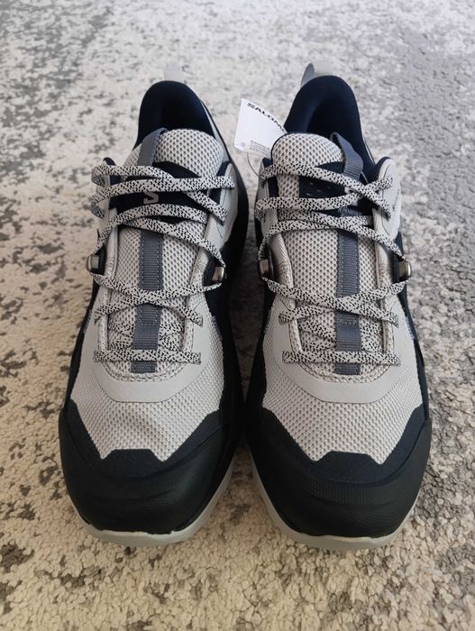 Acesta este un pantof de drumeție Salomon Elixir GTX, un model impermeabil conceput pentru confort pe distanțe lungi.