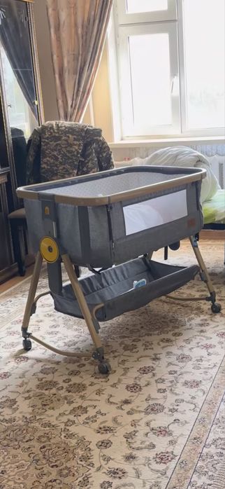 Продам манеж кровать для качания малыша