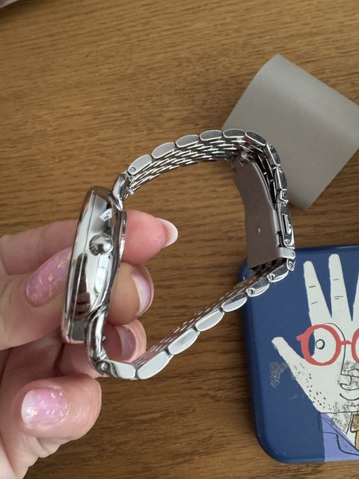 Часовника е С ЧИСТО НОВА сменена батерия.Дамски часовник fossil