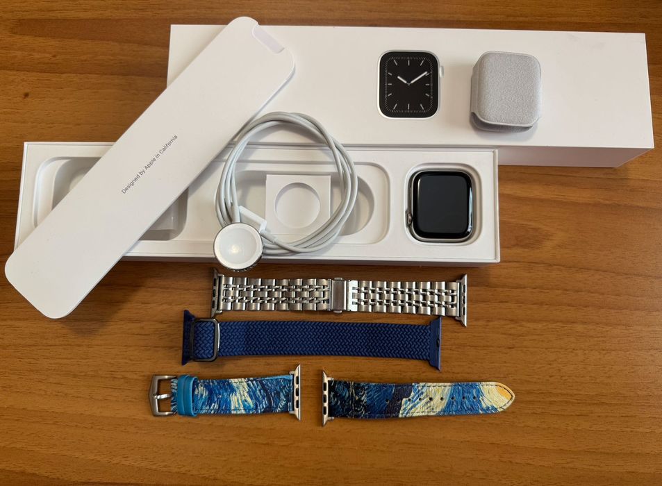 2 бр. Apple Watch series 5 - LTE + GPS - 44mm. WR 50m.