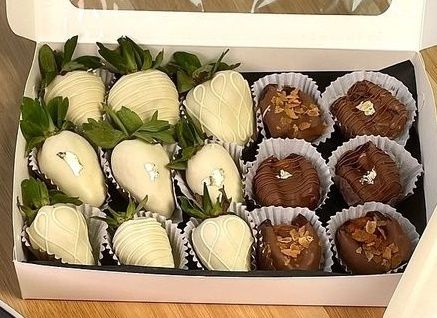 Клубника и финики в шоколаде