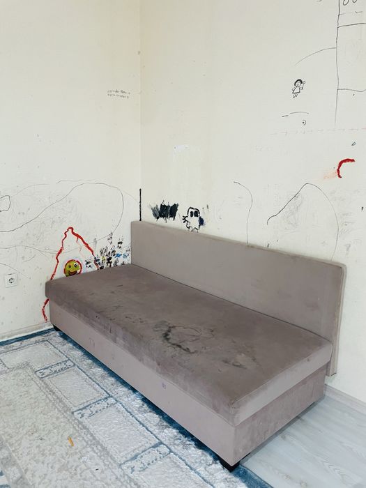 Диван гостинный.