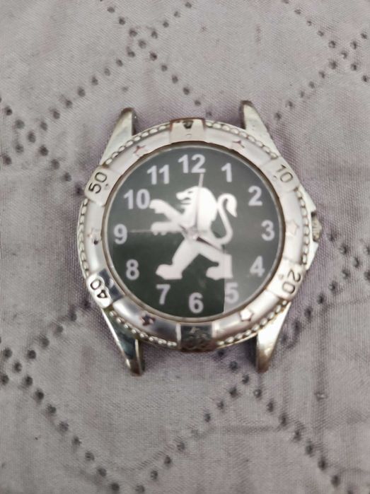 Часовник с емблемата на Пежо.Работещ