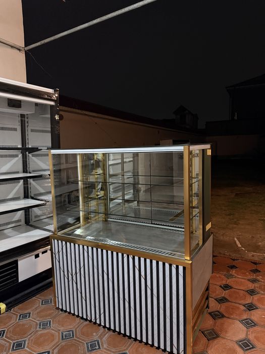 Витриный холодильник