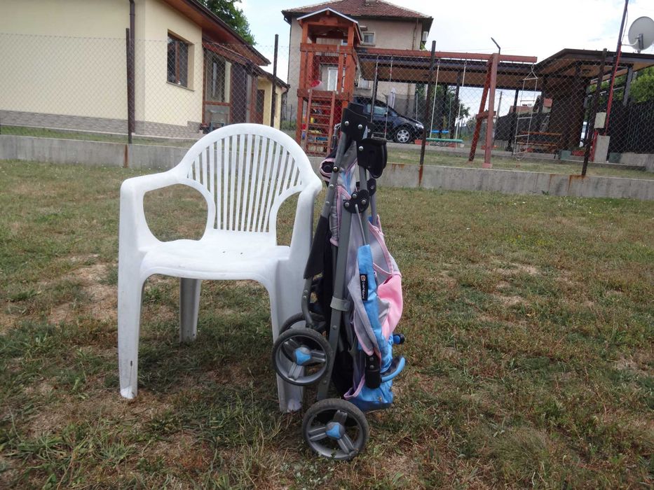 Лятна количка Pink-Blue-G в идеално състояние, лека, удобна, сгъваема