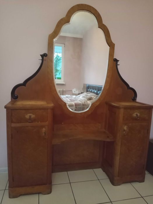 Старинна тоалетка с огледало