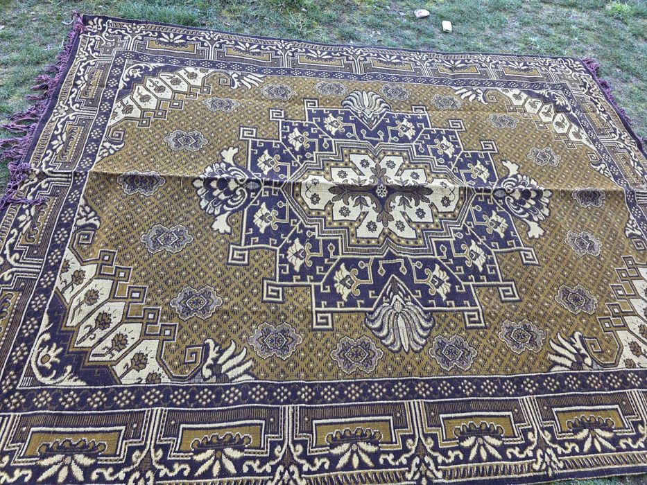 Двулицев вълнен килим