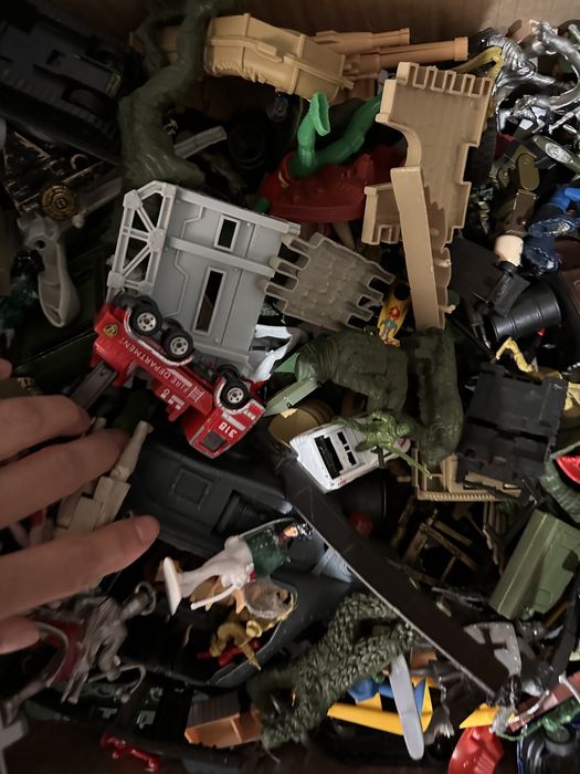 Продам большую коробку военных солдатиков машинок