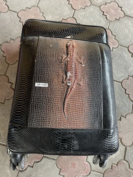 Чемодан крокодил в хорошем состоянии