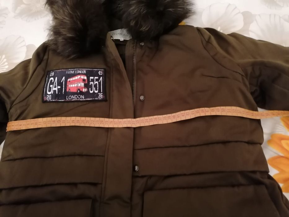 Geaca cu guler de blana naturala captusita cu puf