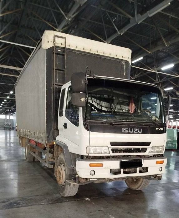 Isuzu rusumli avtomobil sotiladi
