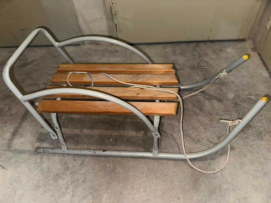 Детска дървена шейна