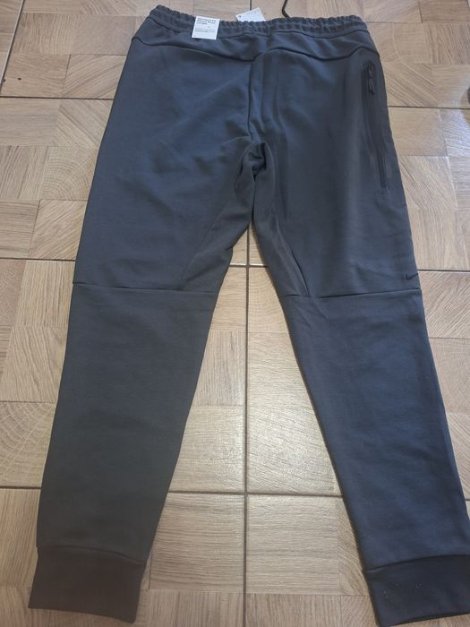Pantaloni Nike pentru bărbați ,nou cu etichetă,de culoare gri