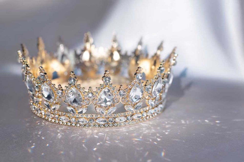 Корона с прозрачными кристаллами. Доставка включена.