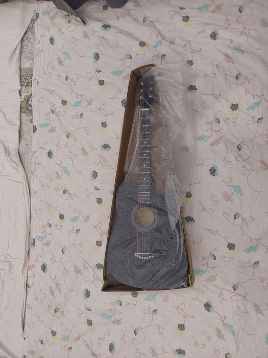 Новая акустическая  гитара, yangi gitara sotiladi с гарантией.