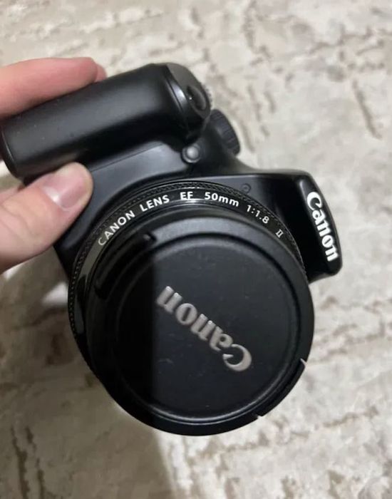 Aparat DSLR Canon 1100D cu obiectiv 50mm 1.8