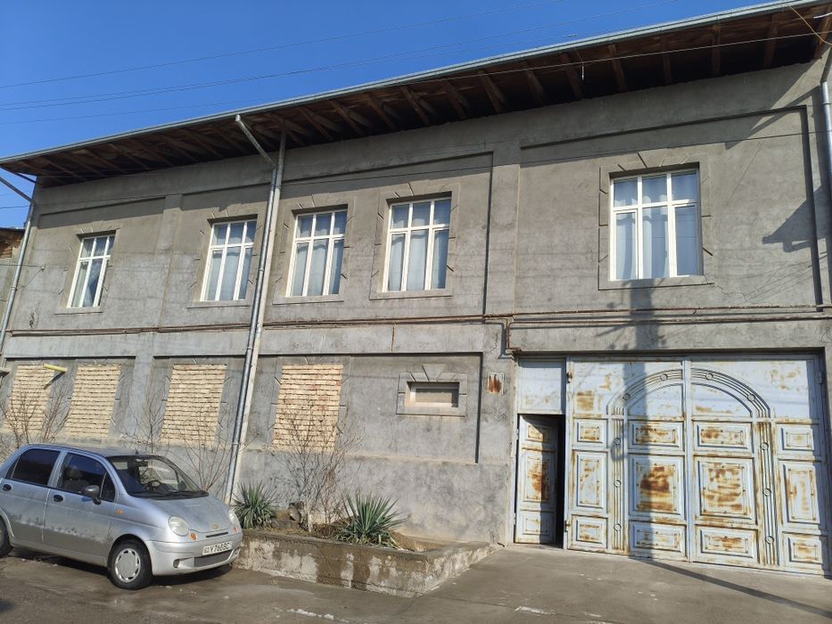 Котта Иттифокда 10 сотихли Икки этажли участка сотилади.12 та хона.