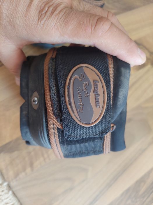 Incaltaminte pentru cai, pantofi de copite de cal in culoare maro cu negru