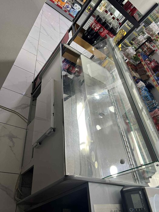 Витрина за деликатеси / квартален магазин + Щанд за каса