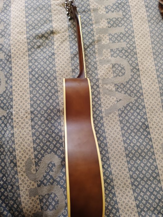 Gitara srochno sotiladi