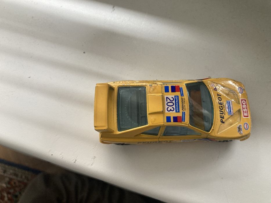 Количка Peugeot burago 1/43 made in Italy