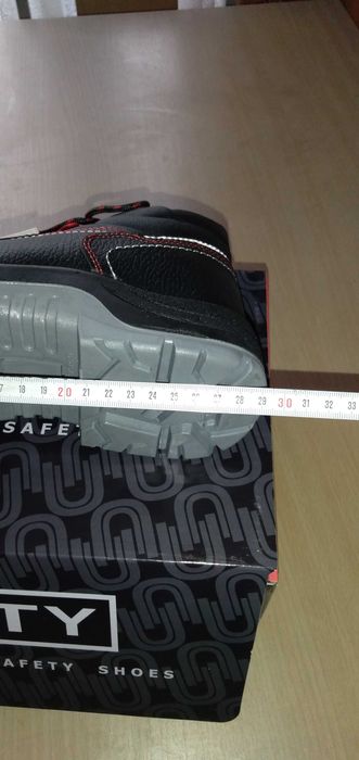 Нови  обувки с предпазно бомбе  39 номер