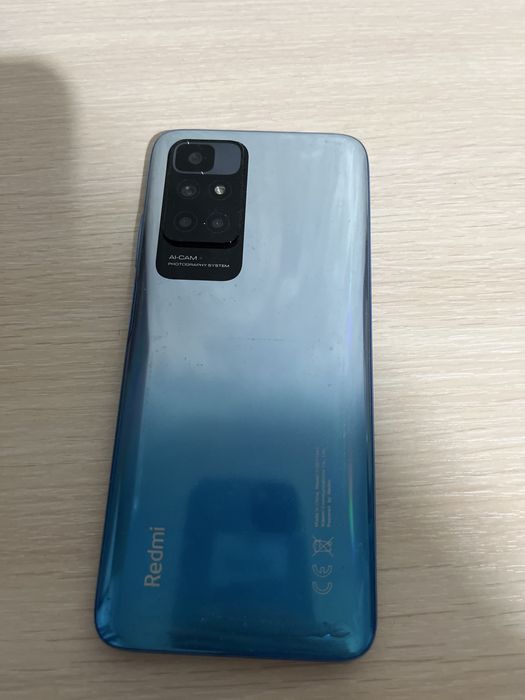 Xiaomi Redmi 10 голубого цвета