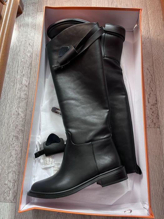 Продаю кожаные сапоги