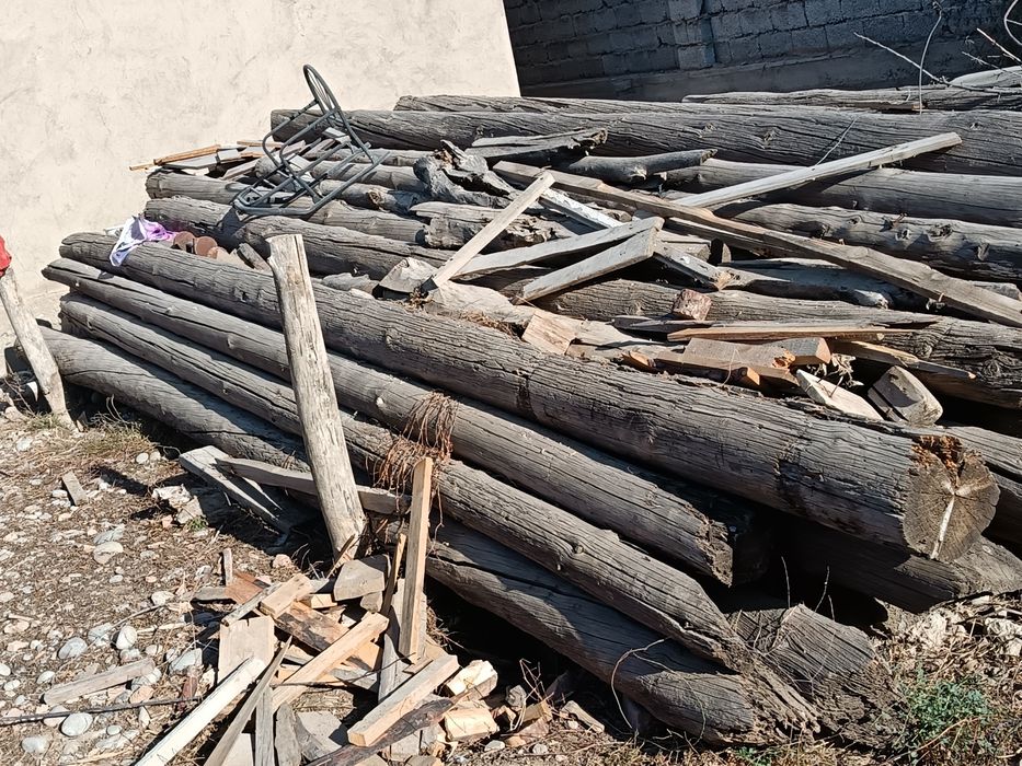 Кабель тартатын столбалар бар.