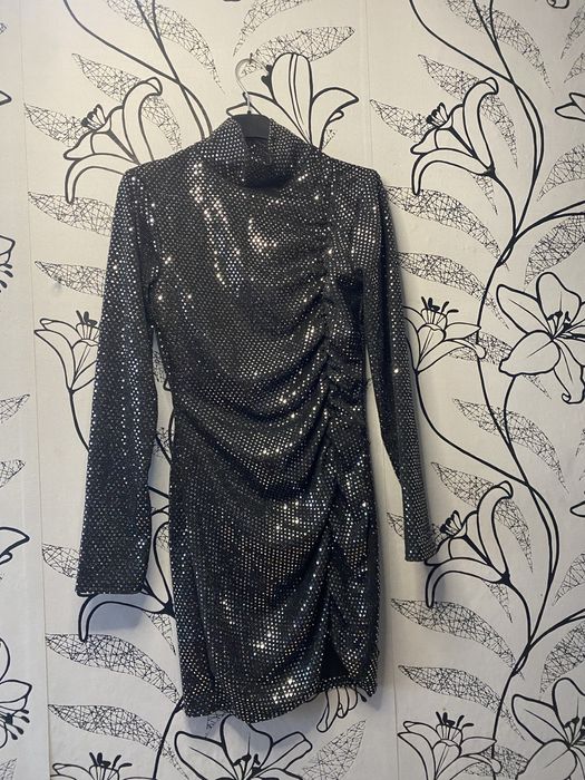 Елегантна черна рокля с пайети