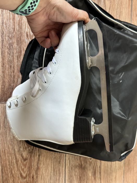 Срочно продам коньки