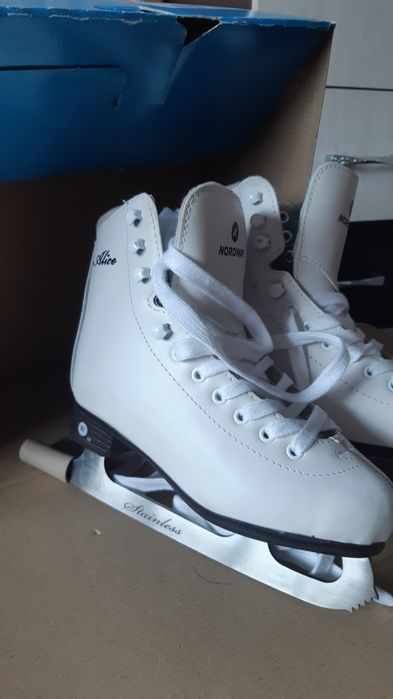 Коньки фигурные размер 32 новые в отличном.