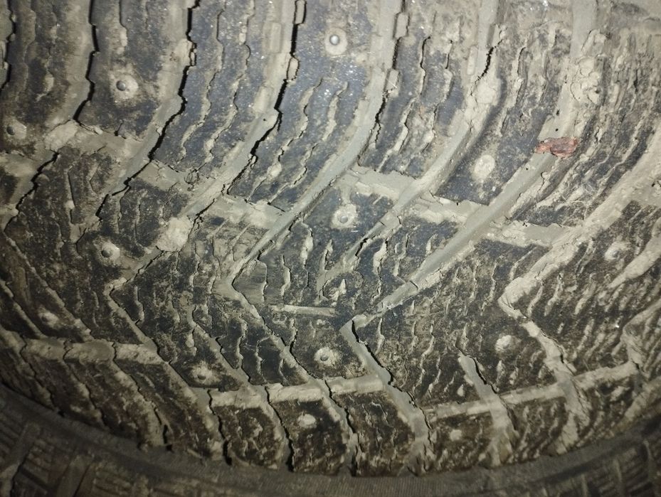 Колёса авто  стаяли на бмв