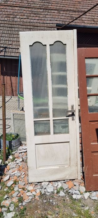Vând pachet materiale folosite din renovare,. Uși , geamuri și  rolete de geam.