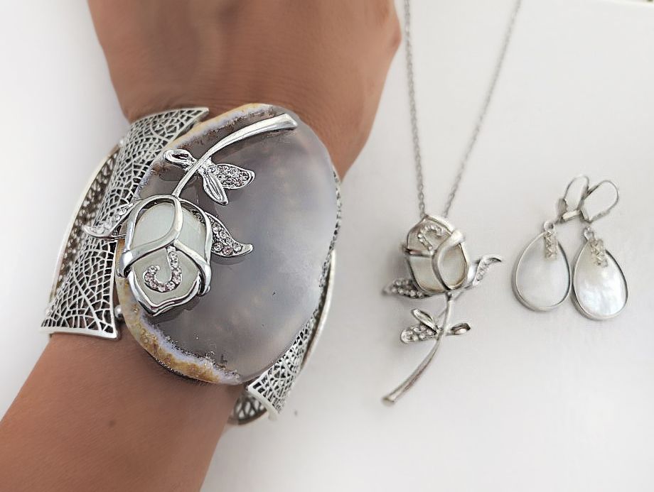 10 идеи за луксозни коледни подаръци с елегантни бижута за жени 2020