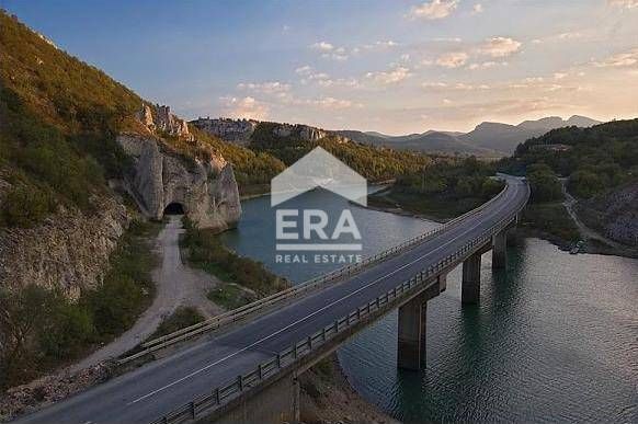 Ексклузивен, голям, терасиран, поземлен имот за продажба, на брега на