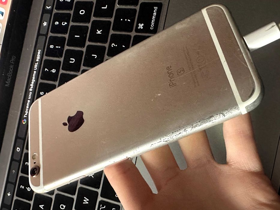 Това е iPhone 6S rosegold 64gb ползван нова батерия на 100% отключен