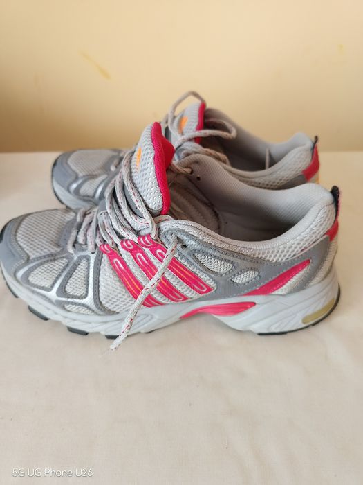 Много добър модел маратонки Adidas за спорт и туризъм