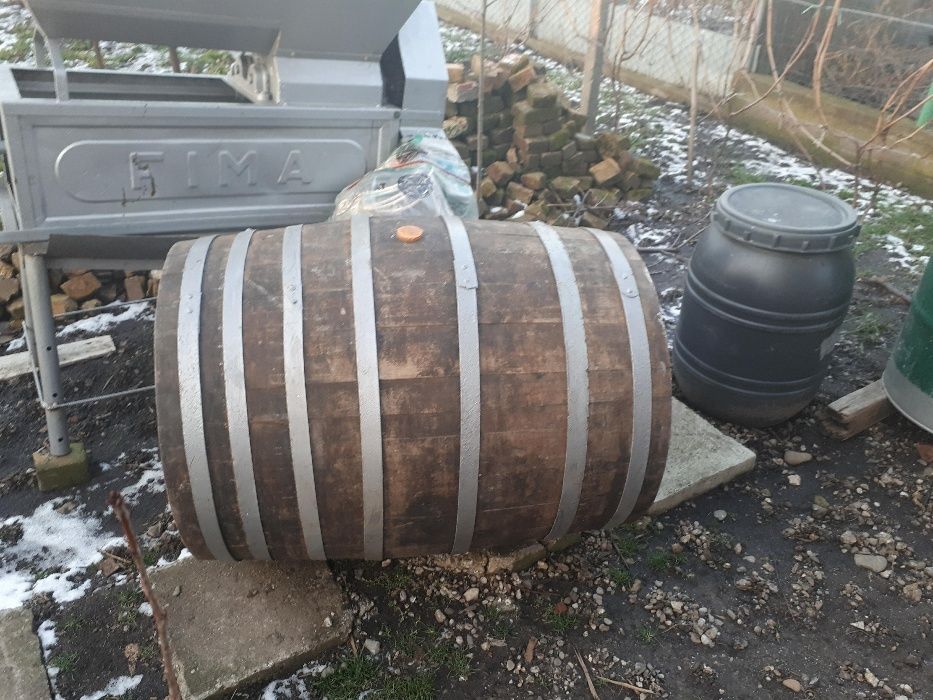 vand butoi de stejar pentru vin , mobilier rustic sau cotet caine