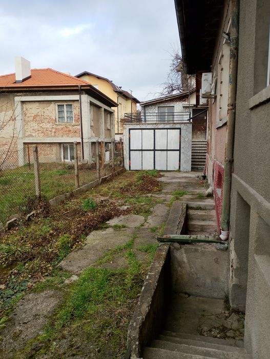 продавам солидна къща с гараж 2 мазета и допълн. къща с алея и веранда