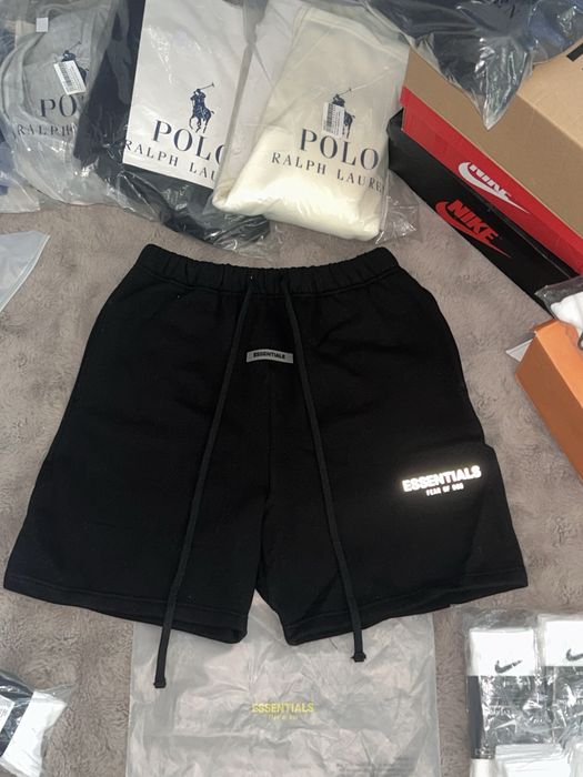 Vand pantaloni scurti Essentials Negri