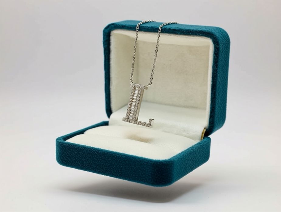 Изящная золотая подвеска с инициалами буква Л