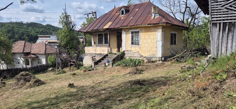 Se vinde teren situat într-o zonă liniștită, cu o suprafață de 3450 mp, include și o casa bătrânească (se poate vinde si partial din teren).