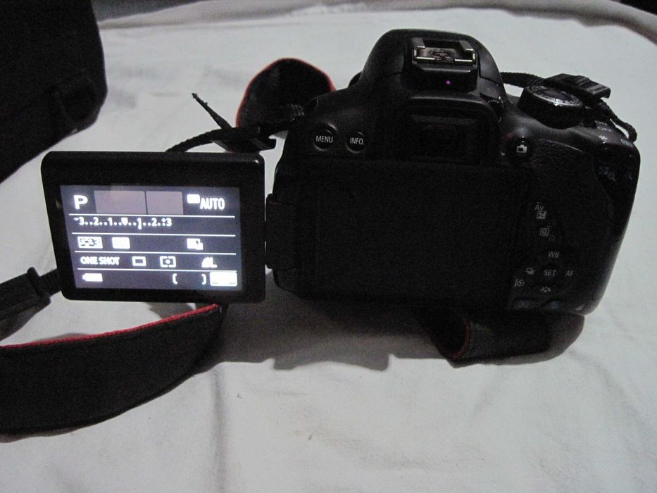 Aparat foto DSLR Canon 650D + obiectiv 18-55 VR