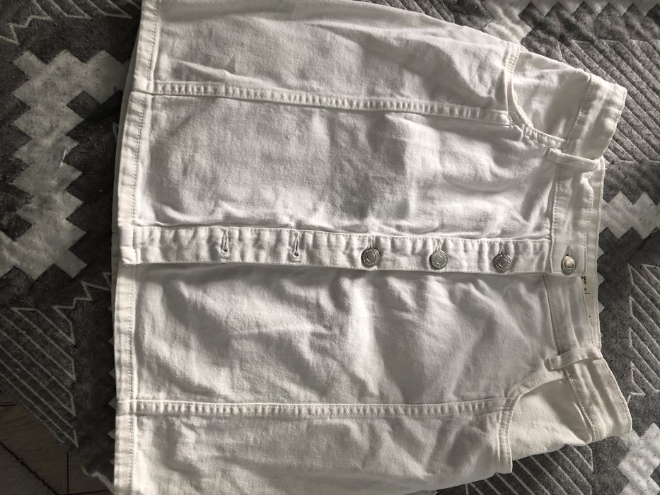 Джинсовая юбка белого цвета.